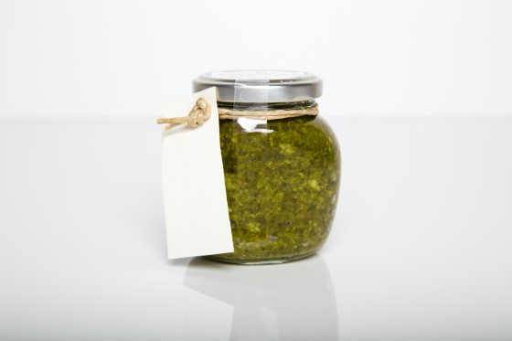 Kvalitní domácí pesto je nezbytností každého milovníka italské kuchyně a konec konců každého správného milovníka jídla, tímto s přídavkem konopných semínek navíc prospějete i svému zdraví; zdroj foto: unsplash.com (Milada Vigerova)